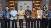 Bupati Lebak, Moch. Hasbi Asyidiqi Jayabaya saat berfoto bersama pimpinan dan menejemen PT Makmur Radika Terdepan