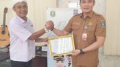 Kabag Hukum Pemkab Serang, Lalu Farhan Nugraha menerima penghargaan bergengsi sebagai Sahabat Media dari Serikat Media Siber Indonesia (SMSI) Kabupaten Serang.