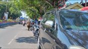 Jalan Multatuli Rangkasbitung, Kabupaten Lebak dipenuhi parkir mobil liar