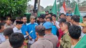 DPD KNPI Kab Pandeglang, GEMA-MA dan HIMMA Pandeglang, menggelar aksi demonstrasi di depan Kemenag Kab Pandeglang, Senin (20/10/2024).