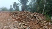 Nampak Batu berserakan dilahan milik warga