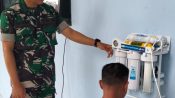 Kodim 0602/Serang melaksanakan pemasangan sekaligus pemberian bantuan mesin air minum Water Purifier di SMA Negeri 1 Cikeusal, Desa Sukaraja, Kecamatan Cikeusal, Kabupaten Serang