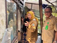 Wakil Bupati (Wabup) Tangerang, Intan Nurul Hikmah bersama jajaran perangkat Desa Sentul meninjau langsung kondisi rumah milik Ibu Sumirah