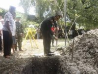 Dandim 0602/Serang Kolonel Arm Oke Kistiyanto. Menghadiri prosesi pemakaman Babinsa Koramil 0602-01/Kota Serang, pada Senin (6/04/2026).