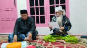 Pimpinan Forum Santri Aswaja KH Humaidillah Royani (kanan) saat menyampaikan pernyataan sikap di Ponpes Miftahul Hidayah, Minggu malam.