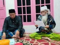 Pimpinan Forum Santri Aswaja KH Humaidillah Royani (kanan) saat menyampaikan pernyataan sikap di Ponpes Miftahul Hidayah, Minggu malam.