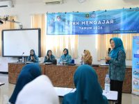 Ketua Tim TP PKK Provinsi Banten Tinawati Andra Soni saat Mengajar di SMKN 2 Pandeglang, Senin (13/4/2026).