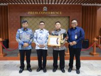 Gubernur Banten Andra Soni mendapat penghargaan sebagai kepala daerah yang peduli dan fokus pada peningkatan pendidikan dan pelayanan publik