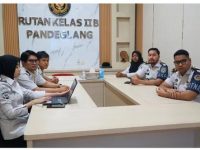 Rutan Kelas IIB Pandeglang, mengikuti arahan dari Kakanwil Ditjenpas Banten, M. Ali Syeh Banna, yang membahas langkah strategis dalam pencegahan dan pemberantasan penyalahgunaan narkoba di lingkungan pemasyarakatan.